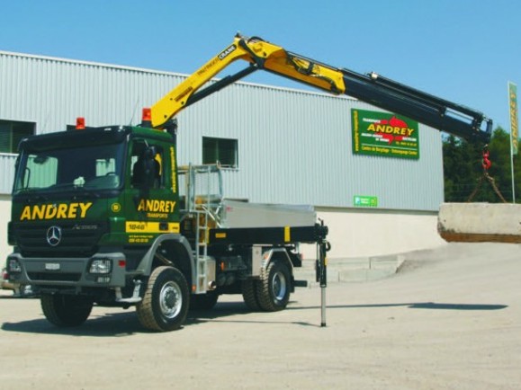 4 x 4 basculant avec grue