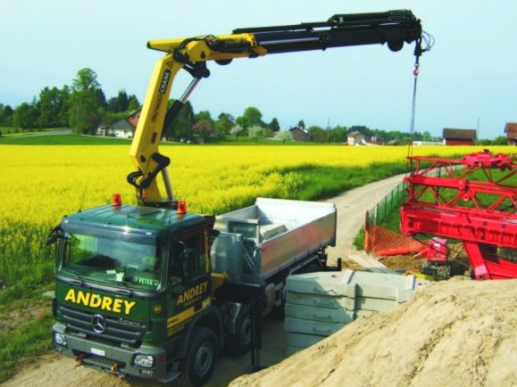 4 x 4 basculant avec grue 2