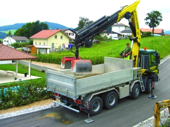 4 x 4 basculant avec grue 3